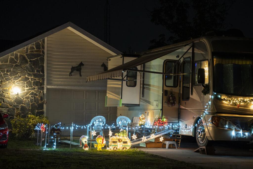 Outdoor holiday lighting installation